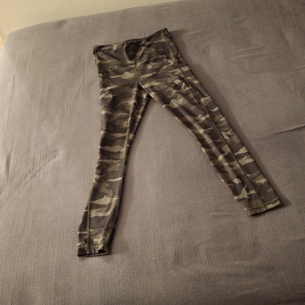 Athleta Ultimate Camo 7/8 Tights in Black and Gray